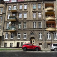 Historisches Wohnhaus mit dekoriertem Sandsteinfassade und Balkonen, gepflegt