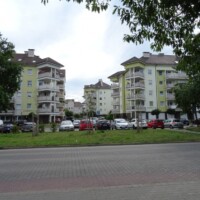 Moderne Wohngebäude mit Balkonkonstruktion, Parkplatz und grüner Freifläche