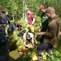 Gruppe bei Feldbeobachtung im Birkenwald-Moor