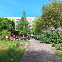 Zusammensitzen vor dem Geräteschuppen