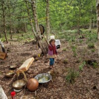 Menschen und Utensilien im Moor
