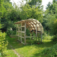 Ein aus Fenstern selbstgebautes Gewächshaus