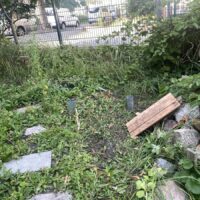 Ein Bewet mit zwei Einschlaghülsen aus Metall