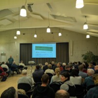 Ein Saal mit Bühne und Leinwand, gleich beginnt die Podiumsdiskussion
