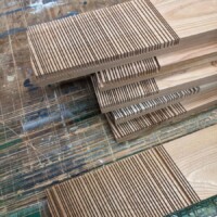 Bretter mit eingesägten Rillen, um später Holz wegzustemmen