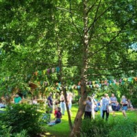 Viele Menschen im Garten