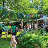 Ein Garten mit Wimpelketten