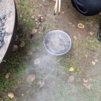 Wasser kocht in einem kleinen Topf