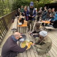 Aus einem Kessel wird Suppe ausgegeben